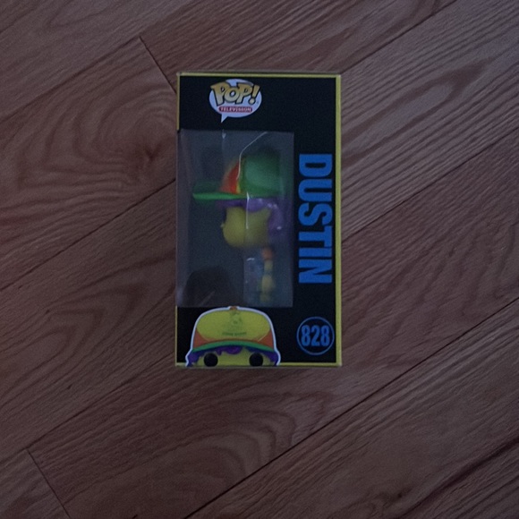 Funko Pop Dustin #828 - Picture 2 of 10